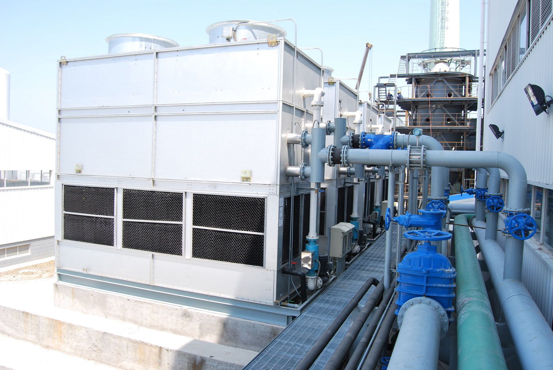 在進(jìn)行冷卻塔供冷系統(tǒng)設(shè)計(jì)應(yīng)注意哪些問題？